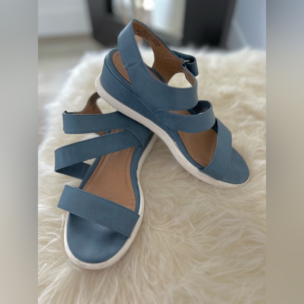 Euro Soft Women’s Wide Sandals size 8 short wedge style